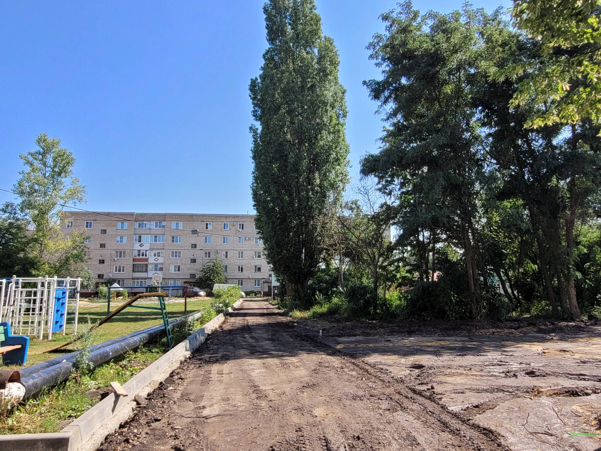 Продолжается благоустройство дворовых территорий | 29.07.2022 | Ливны -  БезФормата